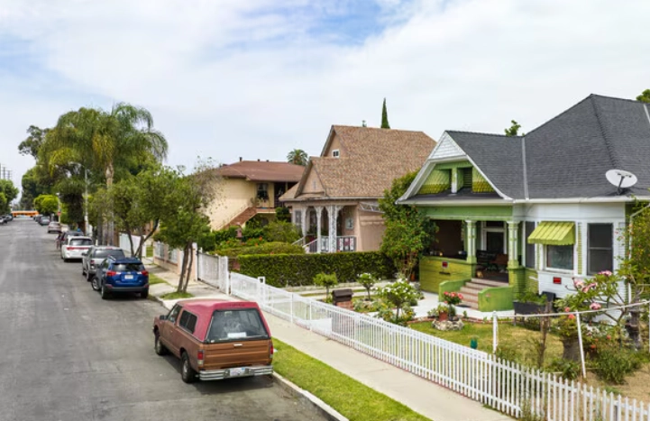 Living in South Central California: The Complete Guide to Its Neighborhoods & Cities